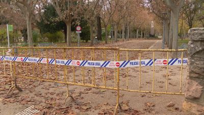 El Parque Miguel Servet de Huesca cerrado en otro episodio de fuertes vientos. / Aragón TV