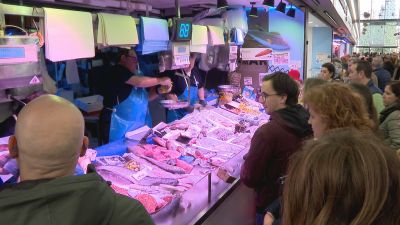 Puesto de pescado abarrotado este sábado en el Mercado Central de Zaragoza. / Aragón TV