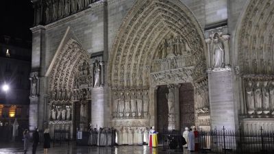 El arzobispo de París, Laurent Ulrich, ha reabierto oficialmente la catedral de Notre Dame. / EFE
