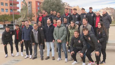 La plantilla de la UD Barbastro posa tras saber que volverán a jugar ante el FC Barcelona. Foto: Aragón Deporte