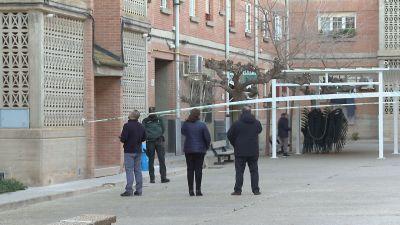 El asesinato se produjo a media tarde, en el portal de la vivienda del agresor y delante del niño. / Aragón TV