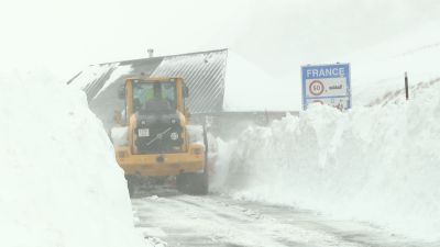 Una máquina quitanieves limpiaba este martes la carretera en el Portalet. / Aragón TV
