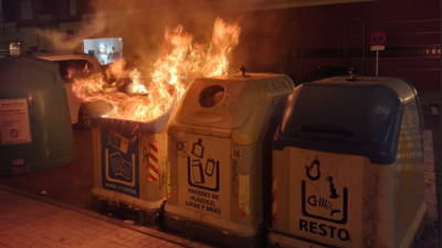 Contenedores ardiendo en Huesca./ Ayuntamiento de Huesca