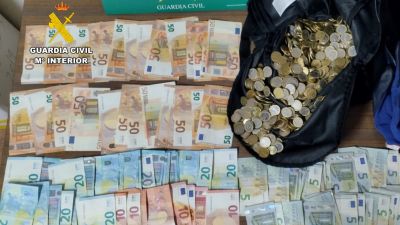 Dinero hallado en el interior de la mochila del detenido. / Guardia Civil
