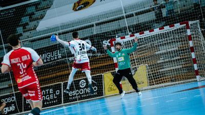 Dani Arguillas intenta detener un lanzamiento de un jugador de Logroño Foto Jesús Barrabés