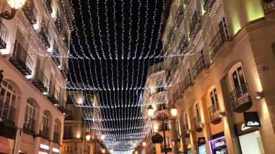 Luces de Navidad en la calle Alfonso (Zaragoza)./ Europa Press