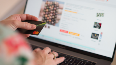 En navidades es más probable ser víctima de una estafa relacionada con las compras por internet. / Canva