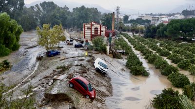 Coches destrozados tras el paso del la dana./ Europa Press. Álex Zea