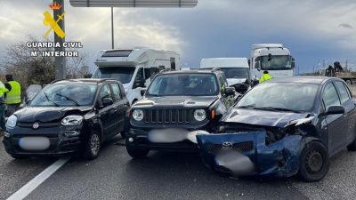 Los tres vehículos implicados en el accidente de la A-2, en el km 313, este jueves. / Guardia Civil