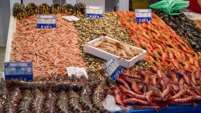 Puesto de marisco en un mercado. / Europa Press