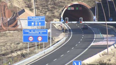 La DGT recuerda reducir la velocidad y aumentar la distancia de seguridad. / Aragón TV