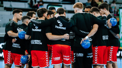 La plantilla del Bada durante la previa de un encuentro de esta temporada: Foto: Bada Huesca
