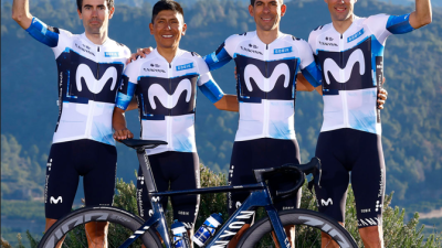 Jorge Arcas (primero a la derecha) posa con el resto de ciclistas que alcanzan 10 temporadas en el Movistar. Foto: X Movistar Team