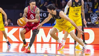 Slaughter protegiendo el balón durante el encuentro. Foto: Twitter Casademont Zaragoza