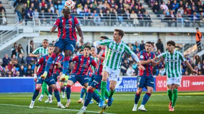Patrick Soko rematando un balón en el área durante el encuentro de Copa. Foto: Twitter SD Huesca