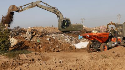 Labores de limpieza en la localidad valenciana de Paiporta, tras la tragedia de la dana. / EFE