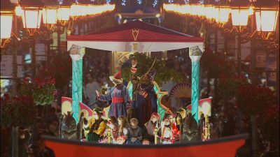 Los Reyes Magos saludan a todos los niños que contemplan la cabalgata. / Aragón TV