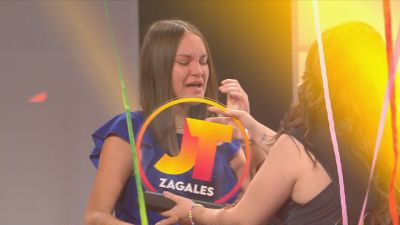 Laura Clavería, muy emocionada, en el momento en el que le entregaron el premio como ganadora de Jotalent Zagales. / Aragón TV