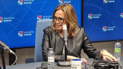 Mayte Pérez este miércoles en los estudios de Aragón Radio. / Aragón Radio