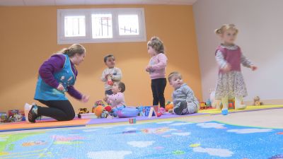 Cinco niños de 0 a 3 años han empezado este nuevo proyecto educativo. / Aragón TV