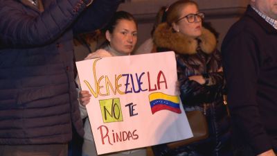 Manifestante venezolana esta tarde en Zaragoza. / Aragón TV