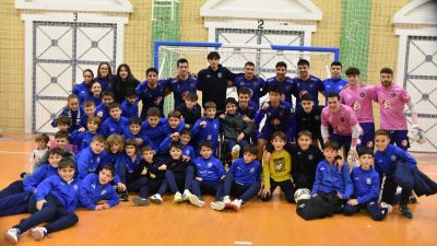 Foto del equipo con la cantera tras la victoria ante La Nucia. Foto: Pedro Luis Serrano