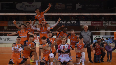 Celebración tras la victoria ante Soria en Los Planos. Foto: IG Pamesa Teruel Voleibol