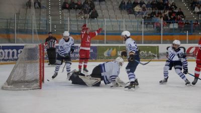 Imagen del encuentro de anoche ante Txuri Urdin del equipo masculino. Foto: Rebeca Ruiz