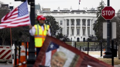 Un partidiario de Donald Trump frente a la Casa Blanca. / EFE