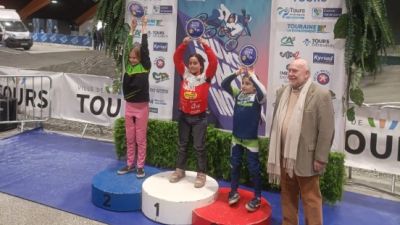 Laia Quattrone posa en el podio con su trofeo.
