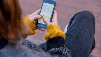 Un menor interactúa con una 'app' en una tableta móvil. / Europa Press. Minerva