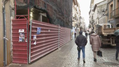 Edificio en el que ha caído el trabajador fallecido en Jaca. / Aragón TV