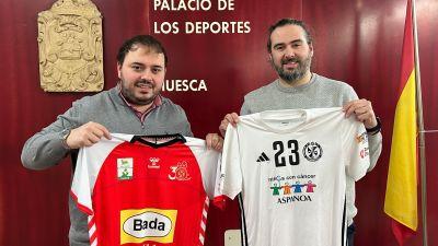 Carlos Langarita, director general de Balonmano Dominicos, y Néstor Oliva, gerente del Club Balonmano Huesca, tras la firma del acuerdo