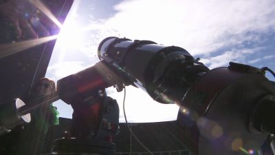 Galáctica ofrece a los que acuden al centro la posibilidad de ver las estrellas en telescopio. / Aragón TV