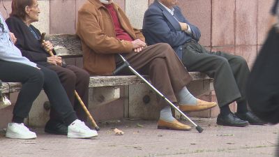Un grupo de personas mayores sentadas en un banco. / Aragón TV