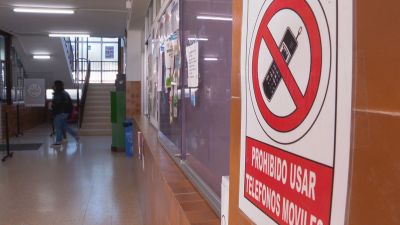 La limitación del uso del móvil en las aulas cumple este viernes un año. / Aragón TV
