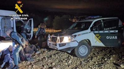 La Guardia Civil en el momento de la detención de los sospechosos. / Guardia Civil