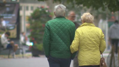 Dos personas mayores pasean por Zaragoza. / Aragón TV