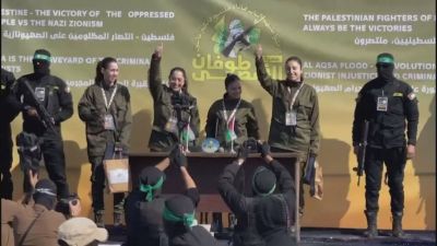 Las cuatro mujeres soldado israelíes liberadas este sábado por Hamas. / AFP