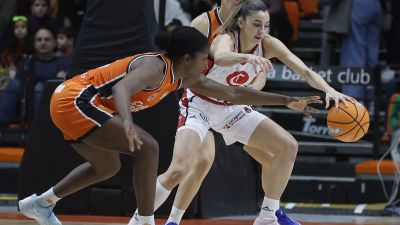 Mariona Ortíz pugna por una pelota durante el encuentro hoy frente a Valencia Basket. Foto: X Valencia Basket