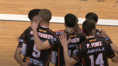 Los jugadores del Pamesa Voleibol Teruel celebran el punto que les ha dado el primer set