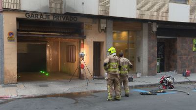 Exterior del garaje de la calle Doctor Horno de Zaragoza donde se produjo uno de los robos y el posterior incendio. / Aragón TV