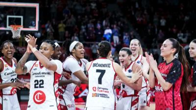 El equipo celebrando la victoria ante Praga en el Príncipe Felipe. Foto: FibaBasketball