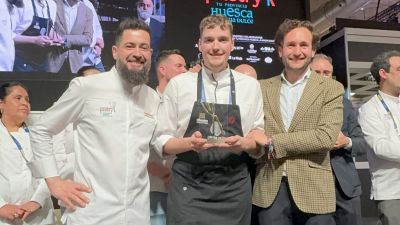 El cocinero oscense Aarón Melero gana el primer concurso de migas dulces de Madrid Fusión. / DPH