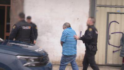 El presunto autor del asesinato, junto a algunos agentes de la Policía Nacional. | Aragón TV
