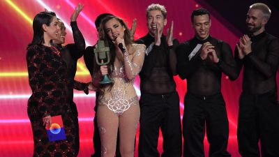 Melody, con el micrófono de bronce que la acredita como ganadora del Benidorm Fest. |  EFE