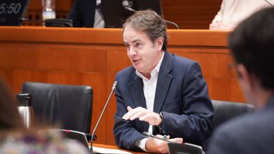 El consejero de Hacienda, Interior y Administración Pública del Gobierno de Aragón, Roberto Bermúdez de Castro, ha comparecido este lunes en Comisión de las Cortes de Aragón sobre la deuda de la Comunidad Autónoma. / Cortes de Aragón
