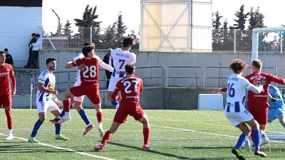 Iker Gil, marcando un gol con la SD Ejea su nuevo equipo. Foto Toni Torrano