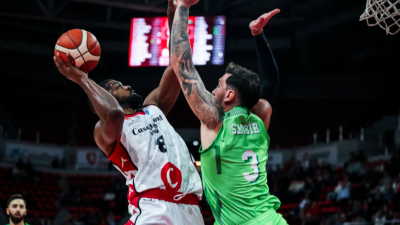 Un momento del partido del Casademont Zaragoza ante el Tofas