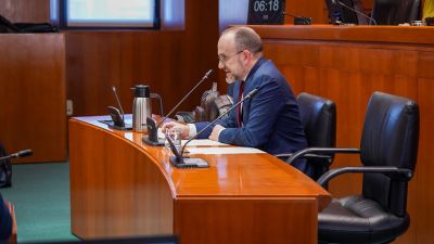 El director general de Salud Mental, Manuel Corbera, comparece en la Comisión de Sanidad de las Cortes de Aragón. / Cortes de Aragón